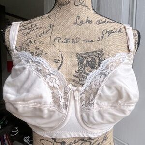 VTG 70s Lovable Unlined Satin lace trim pinup style full coverage cream bra• 36D